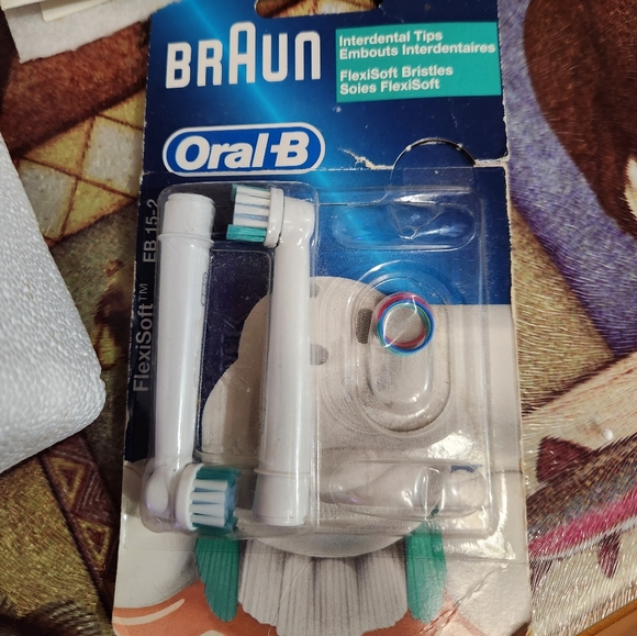 Braun Oral-B Electric Toothbrush Plaque Remover 3D - Picture 3 of 5